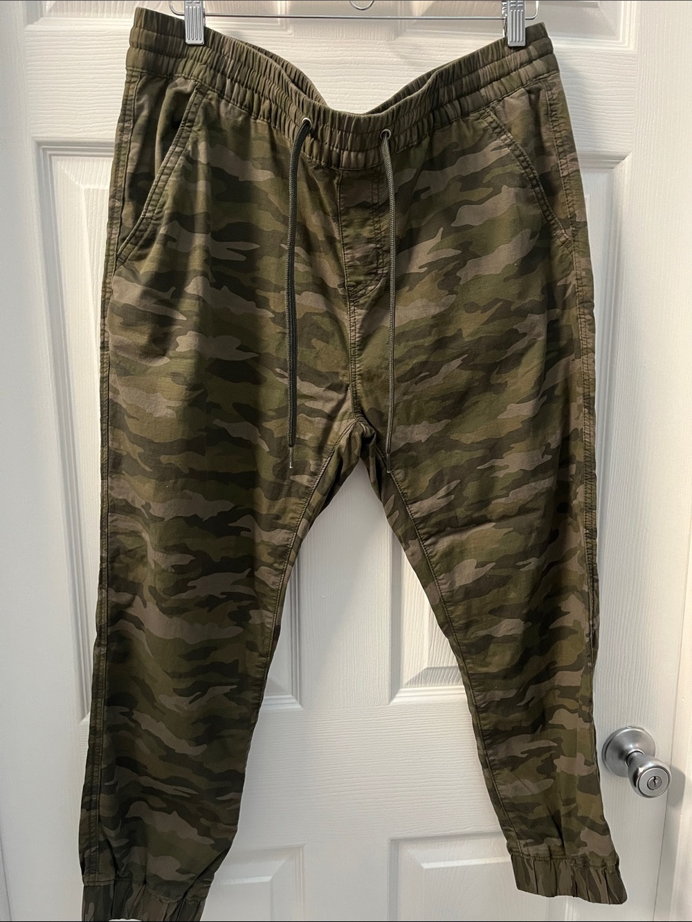 Levi's Women's Olive Camo Cropped Jogger Pants